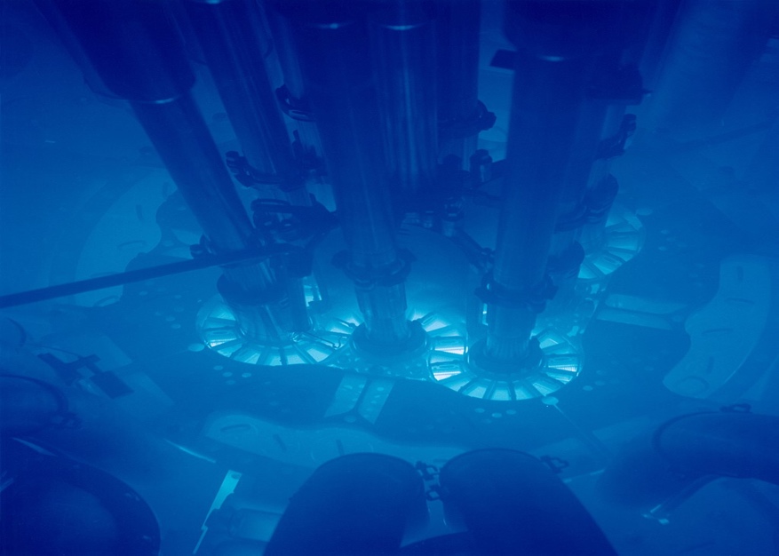 https://upload.wikimedia.org/wikipedia/commons/thumb/f/f2/Advanced_Test_Reactor.jpg/1024px-Advanced_Test_Reactor.jpg